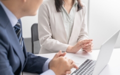 忙しく家事をこなす主婦