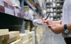 リビングテーブルに置かれたティッシュ