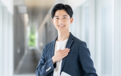 キッチンから見たリビングでくつろぐ夫婦