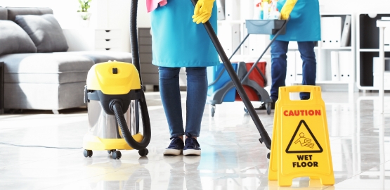 オフィスを掃除する業務用掃除機