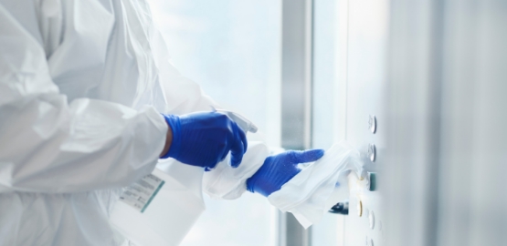 壁を消毒する作業員