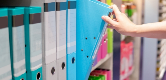 管理ファイルを手に取る作業員