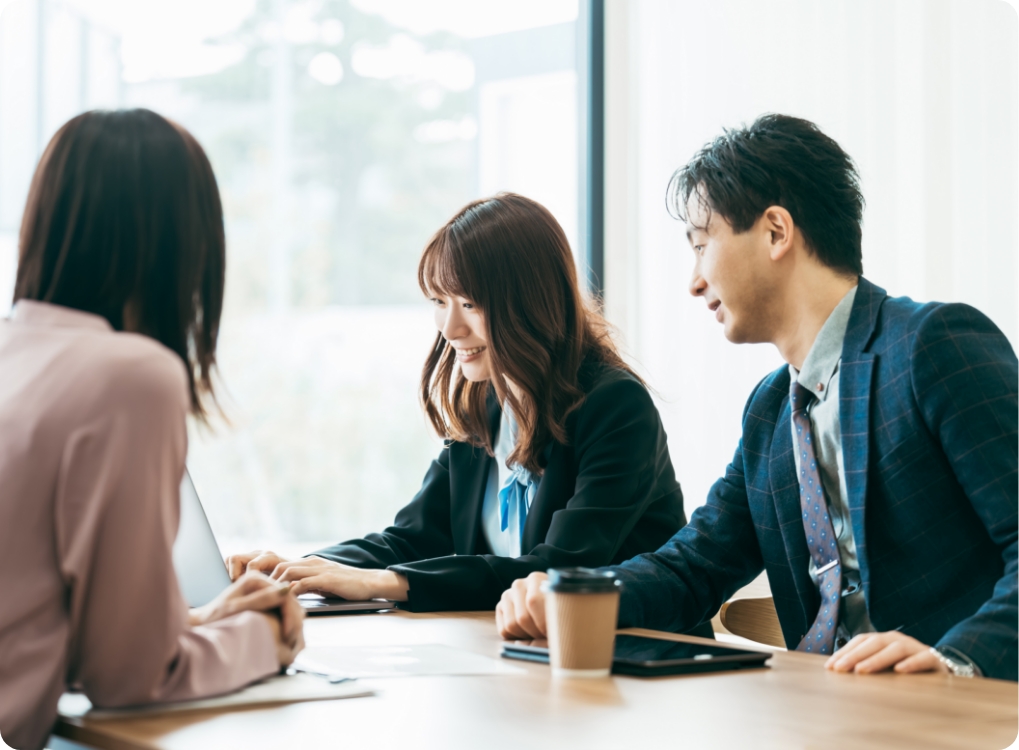 打ち合わせする若い女性社員