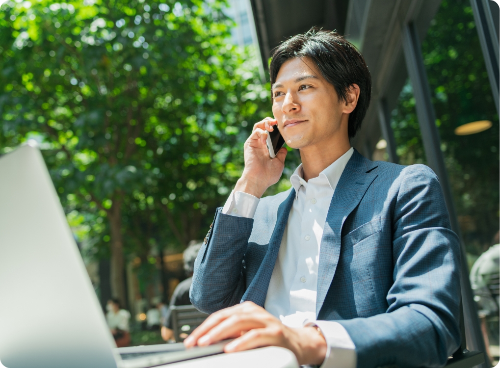 屋外カフェで仕事する男性