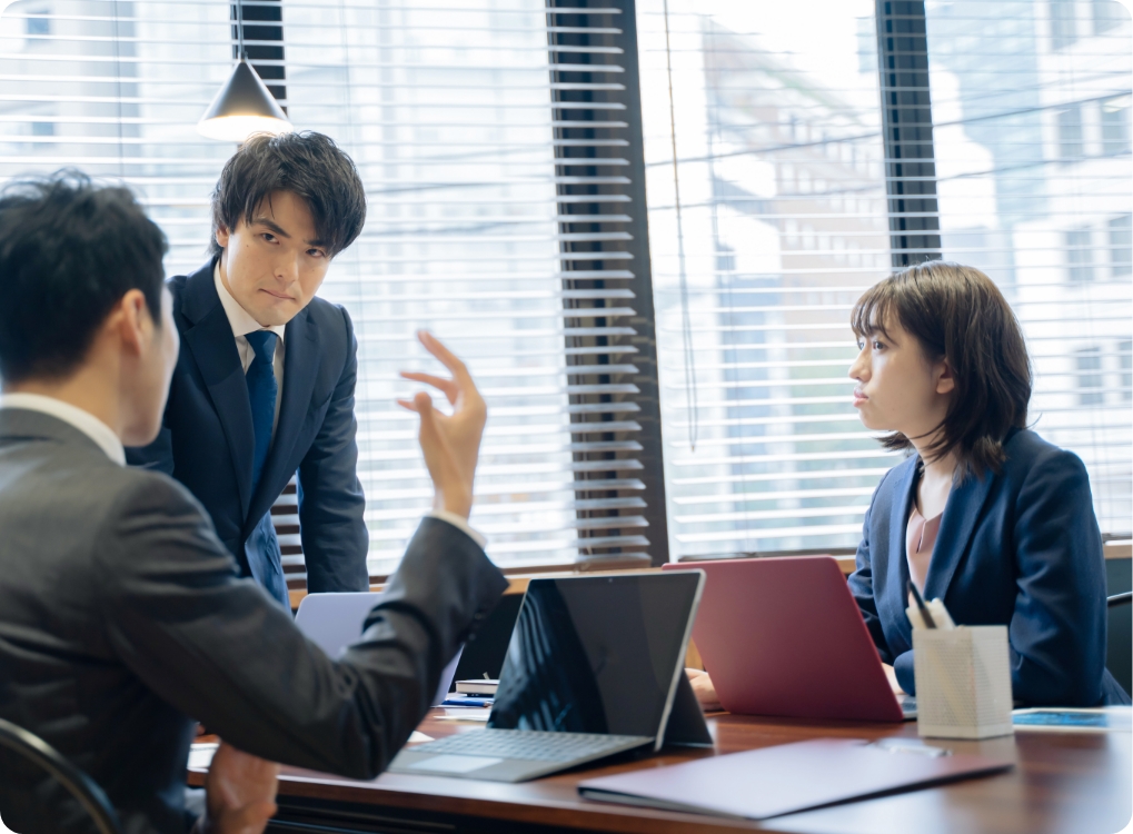 真剣に会議する3人の会社員