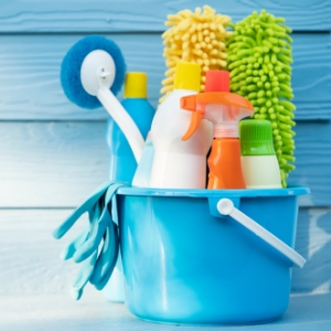 バケツに入った清掃用品