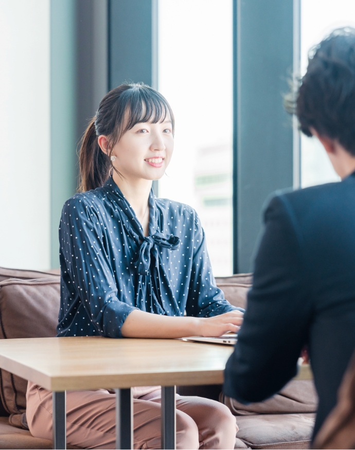 お客様にヒアリングする若い女性