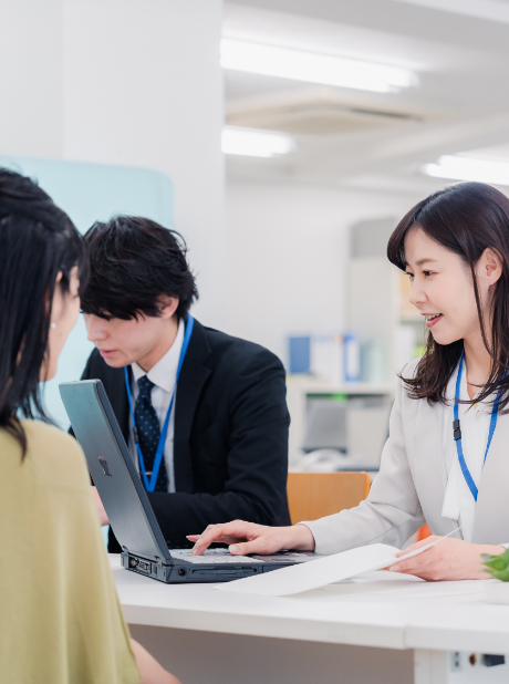 棚から瓶を取る女性