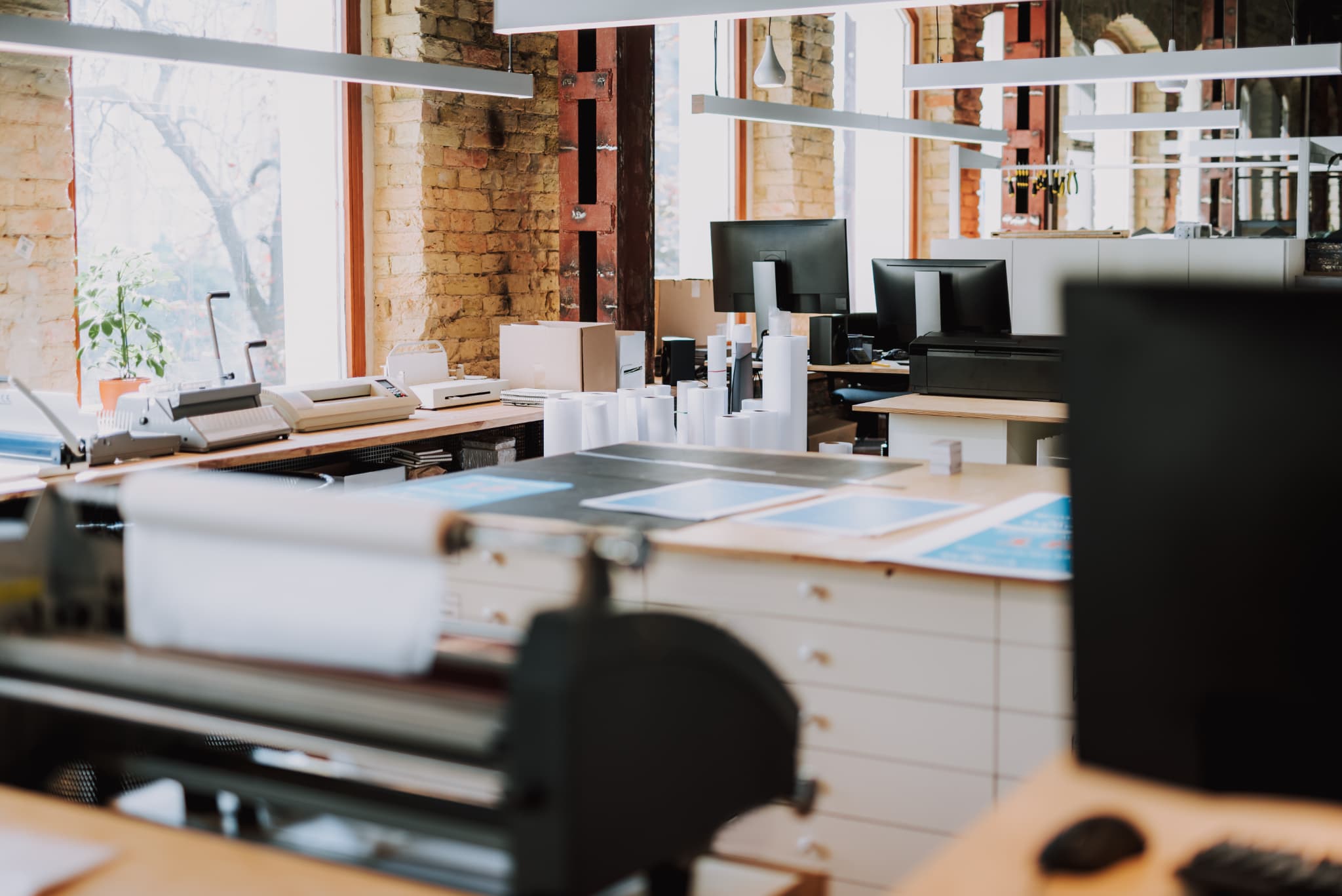 リビングで忙しく家事する主婦