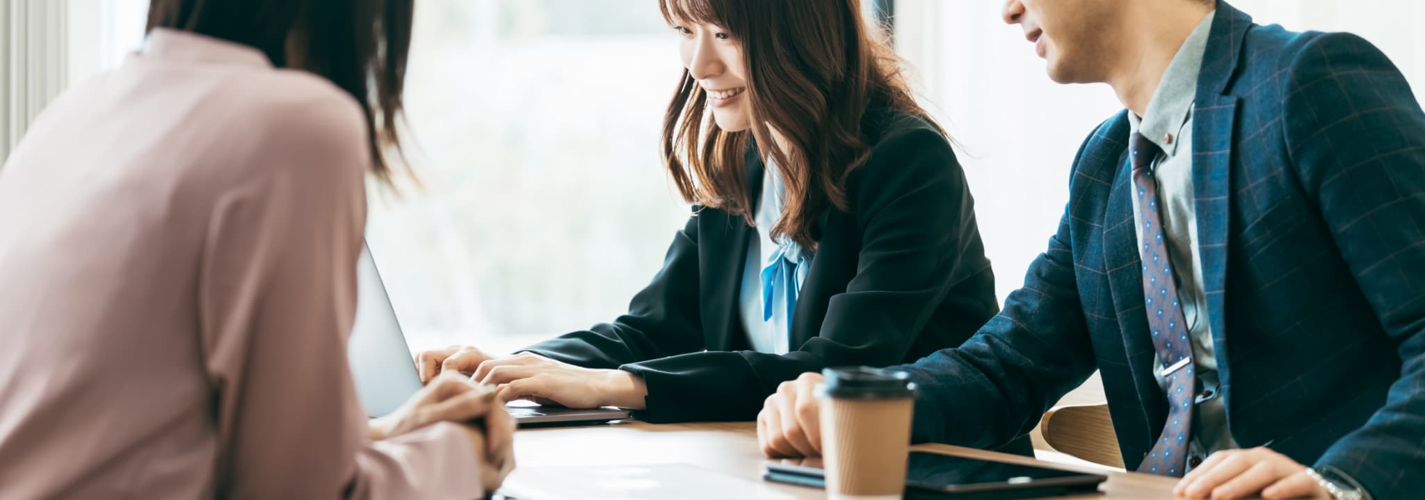 お客様と打ち合わせる新入社員